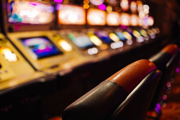 Antarmuka aplikasi dkiplay menampilkan menu utama dengan akses ke sportsbook, live dealer, dan permainan slot